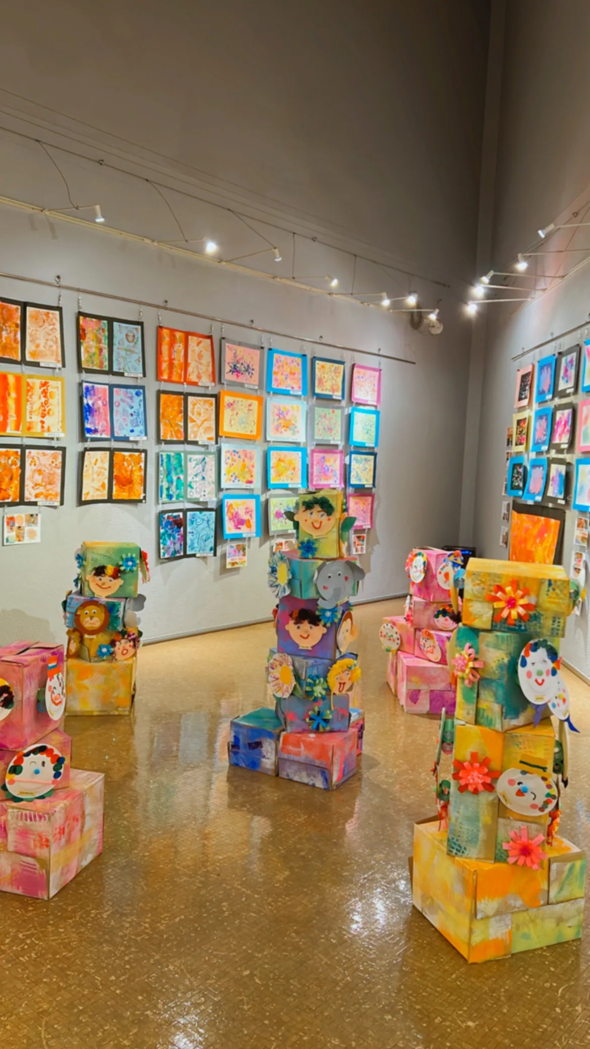 展示会に並ぶ子どもたちの作品