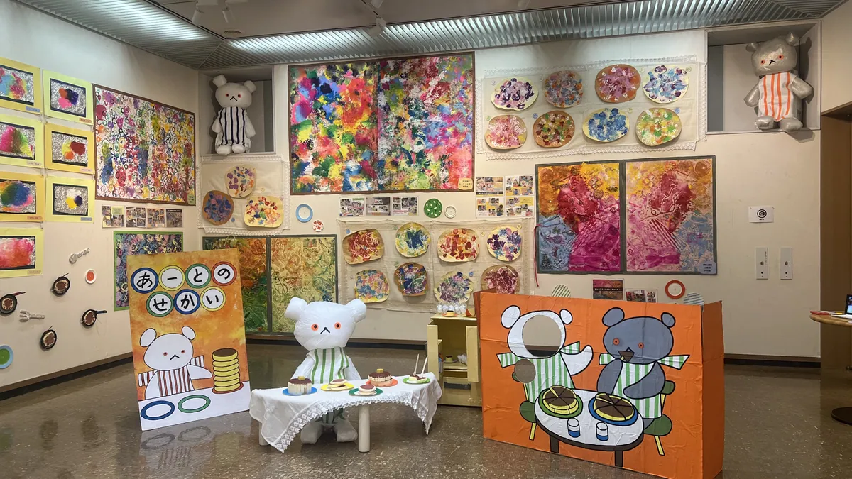 展示会に並ぶ子どもたちの作品