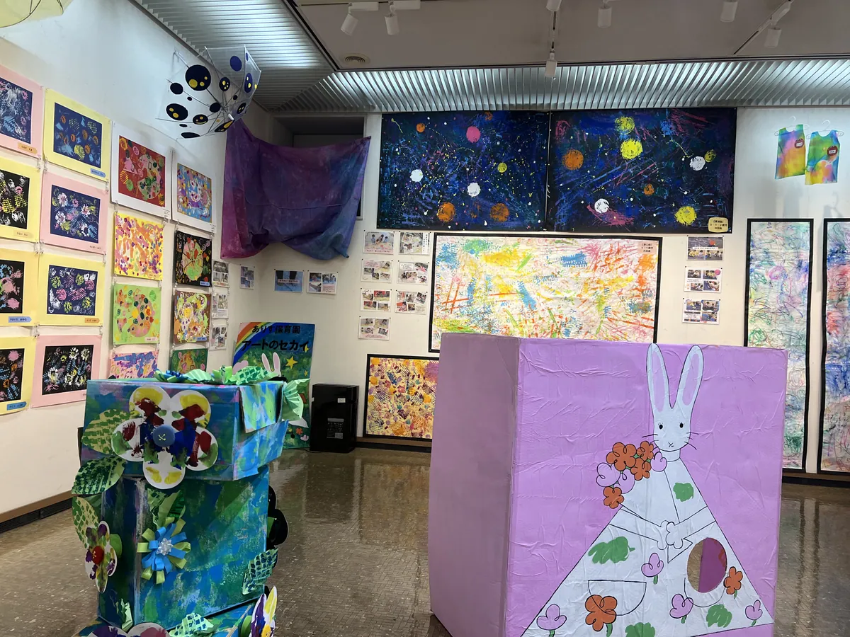 展示会に並ぶ子どもたちの作品