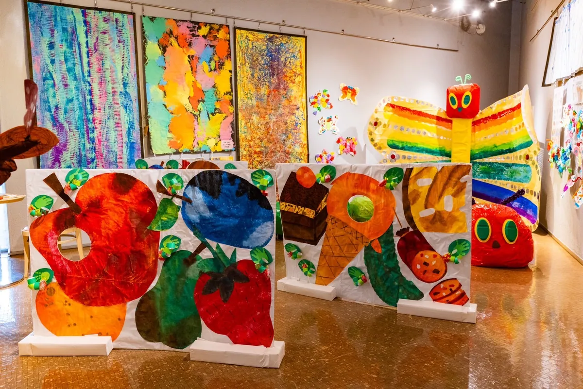 展示会に並ぶ子どもたちの作品