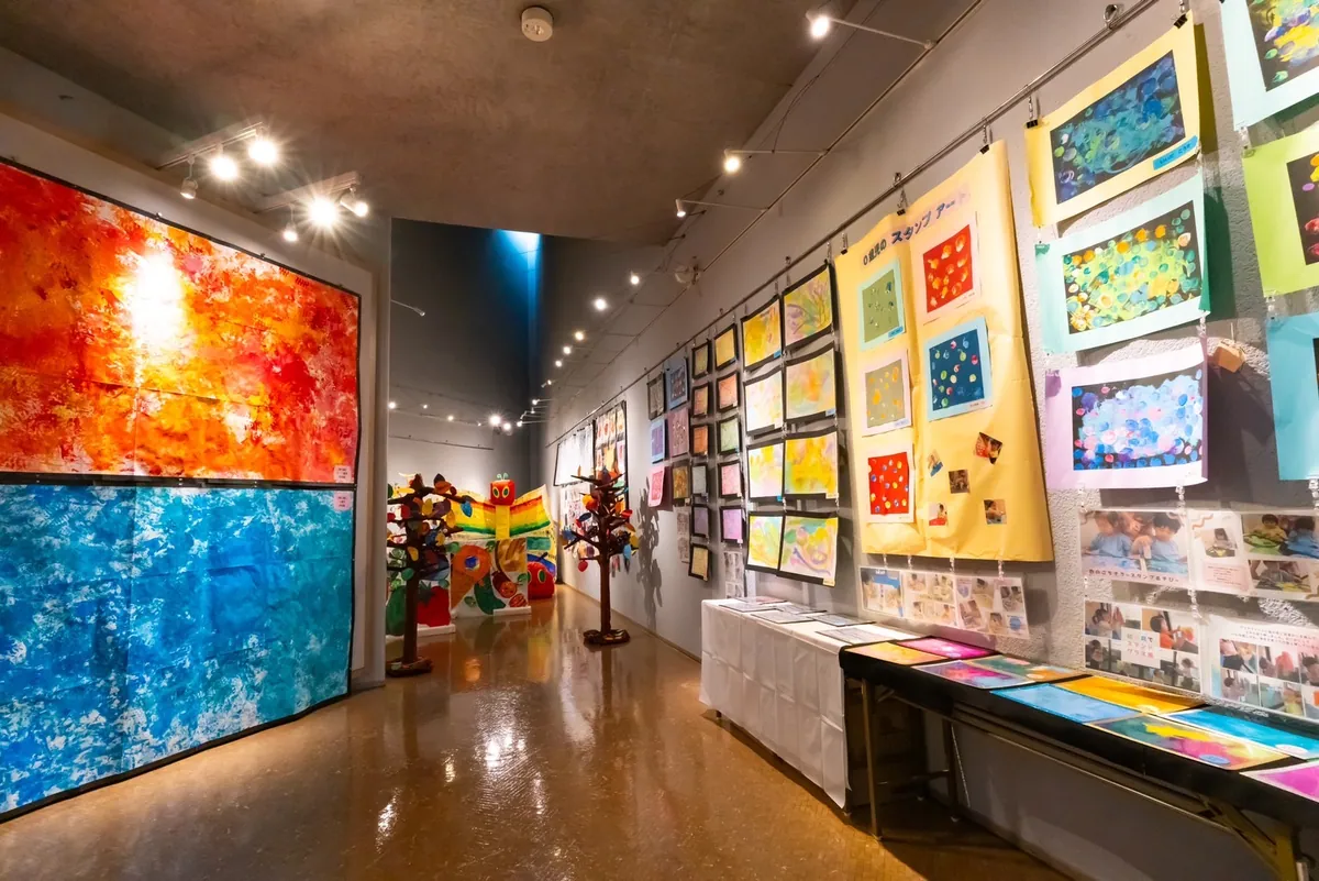 展示会に並ぶ子どもたちの作品